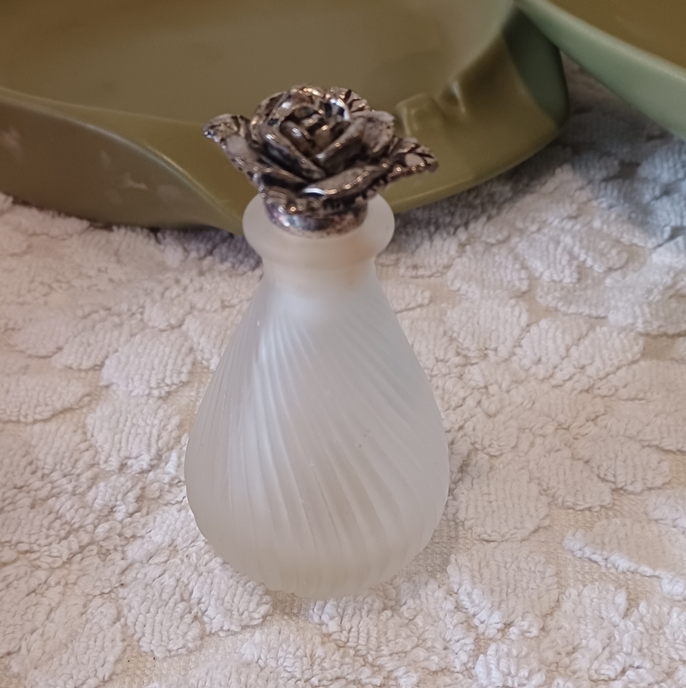 Pretty Vtg Frosted Glass Scent Bottle With Silver Rose Topper